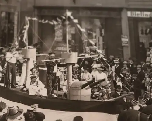 drei tolle alte Fotos - Festumzug - Geschäfte Oldtimer - Eisleben 1913