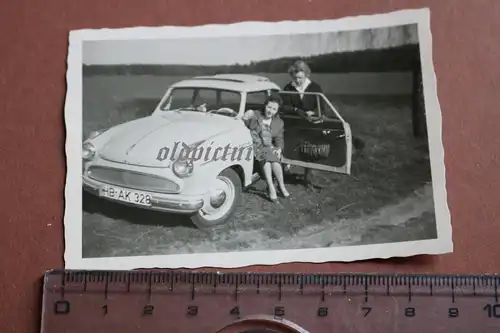 tolles altes Foto - zwei Frauen posieren mit Oldtimer Alexander TS - 50-60er 