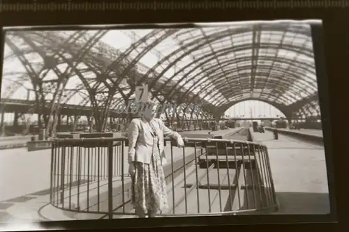 zwei tolle alte Negative - Waggon Eisenbahn  mir unbkt. Bahnhof  50-60er Jahre ?