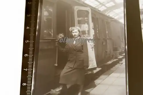 zwei tolle alte Negative - Waggon Eisenbahn  mir unbkt. Bahnhof  50-60er Jahre ?