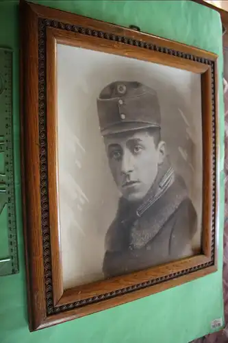 toller alter großer Rahmen mit Foto eines Soldaten mit Feldmütze 