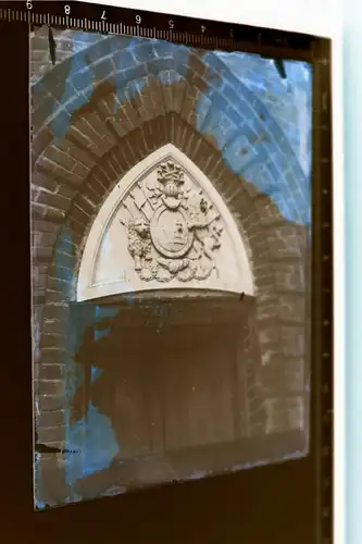 tolles altes Glasnegativ - Wappen über einer Tür 