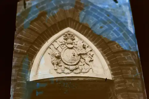tolles altes Glasnegativ - Wappen über einer Tür