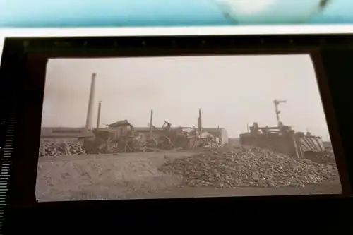 altes Negativ - zerstörter Güterzug - Fabrik im Hintergrund  - Russland ??? 