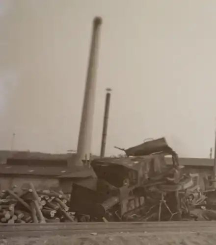 altes Negativ - zerstörter Güterzug - Fabrik im Hintergrund  - Russland ???