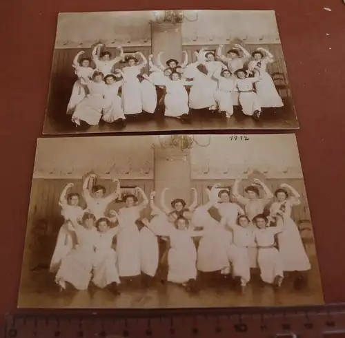 zwei tolle alte Fotos Gruppe Mädchen Tanzunterricht ? Sportunterrich ? 1912