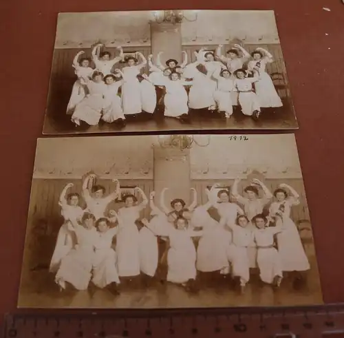 zwei tolle alte Fotos Gruppe Mädchen Tanzunterricht ? Sportunterrich ? 1912 