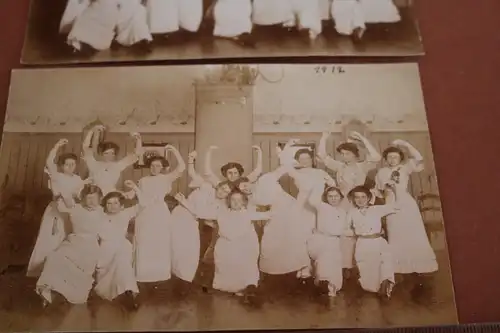 zwei tolle alte Fotos Gruppe Mädchen Tanzunterricht ? Sportunterrich ? 1912