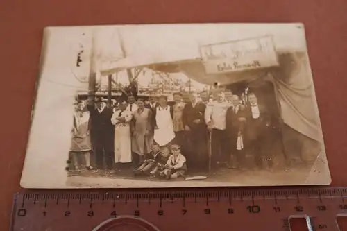 tolles altes Foto - Gruppe Personen - Schank u. Speisezelt Erich Sieneck