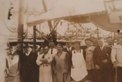 tolles altes Foto - Gruppe Personen - Schank u. Speisezelt Erich Sieneck