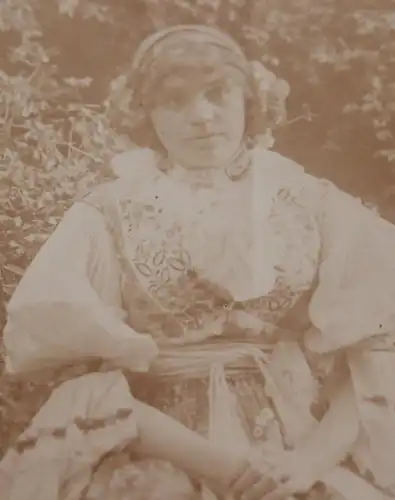 tolles altes Foto Mädchen in Tracht - 1916