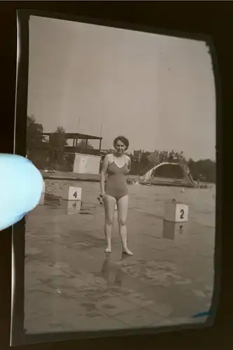 tolles altes Negativ - Frau im Badeanzug im Freibad - 50er Jahre ?