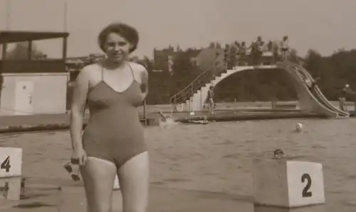 tolles altes Negativ - Frau im Badeanzug im Freibad - 50er Jahre ?