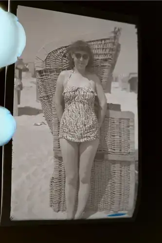 tolles altes Negativ - Frau im Badeanzug und Sonnenbrille mit Strandkorb