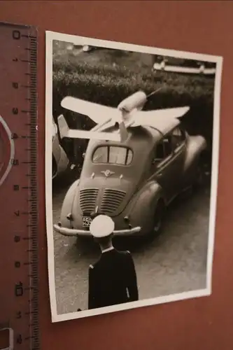 tolles altes Foto - Oldtimer mit Fluggerät auf dem Dach - Modellflugzeug ?