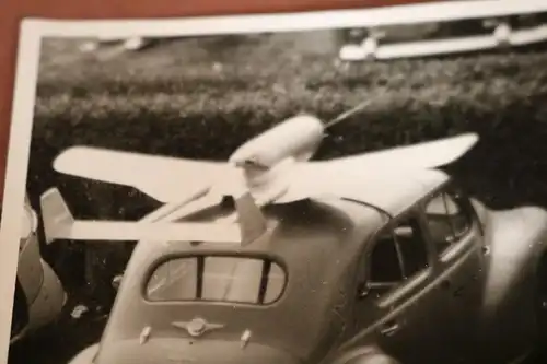 tolles altes Foto - Oldtimer mit Fluggerät auf dem Dach - Modellflugzeug ?