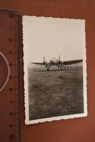 tolles altes Foto - Flugzeug Bomber ? teilweise mit Planen abgedeckt