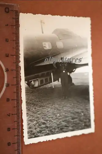 tolles altes Foto - junger Soldat posiert am Flugzeug