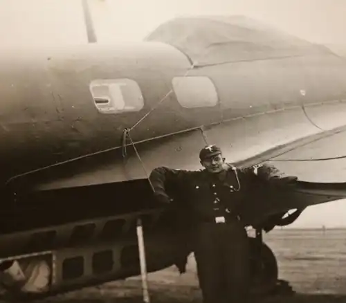 tolles altes Foto - junger Soldat posiert am Flugzeug