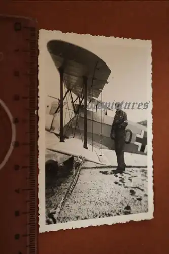 tolles altes Foto - junger Soldat posiert am Flugzeug Doppeldecker