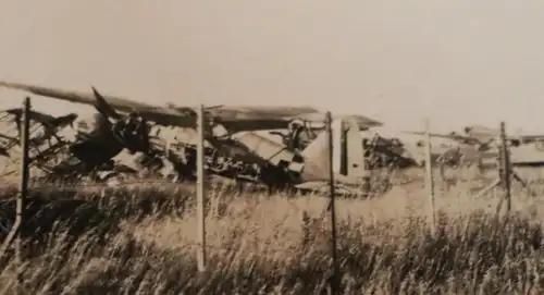 altes Foto  zerstörter franz. Flugplatz zwischen Obbeville u Montrenie ?