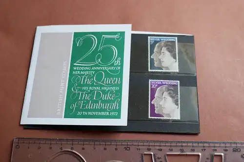 zwei tolle alte Briefmarken Silberhochzeit der Queen - 1972