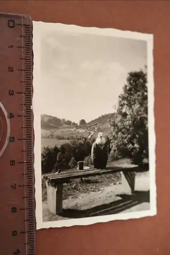 tolles altes Foto -  Geier sitzt auf einer Bank - 50-60er Jahre ?