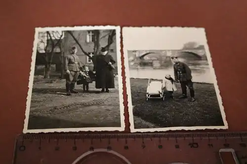 zwei tolle alte Fotos  Soldat mit Kind 