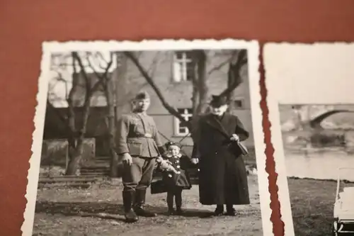 zwei tolle alte Fotos  Soldat mit Kind