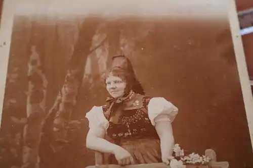 tolles altes Kabinettfoto - Frau in Tracht -  Ort ??