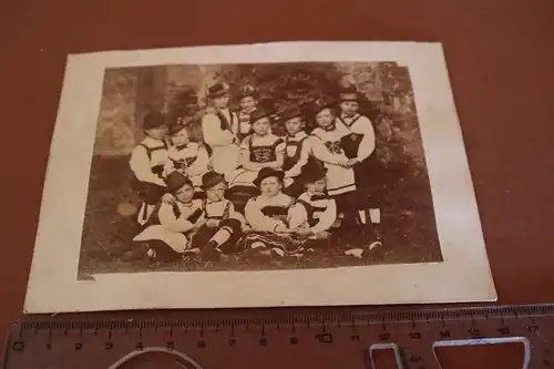 tolles altes Foto auf Pappe  -Gruppe Kinder  in Trachten -  Ort ??