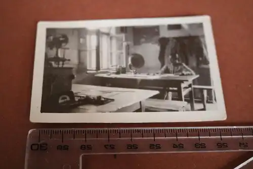 tolles alte Foto - Soldat mit einem  Radiolautsprecher  