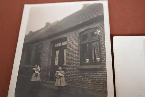 zwei tolle alte Fotos -  Familie vor ihrem Haus - Altona - 1910-20 ??