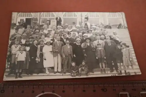 tolles altes Foto -  Gruppenfoto  viele Personen auf einer Pormenade ?