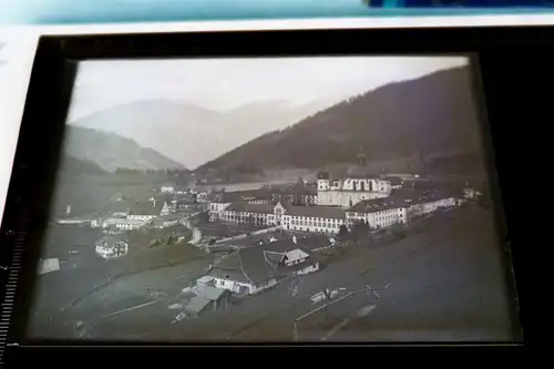 tolles altes Glasnegativ -  großes Schloss ?  im Bergtal - 1910-20 ?? Ort ???