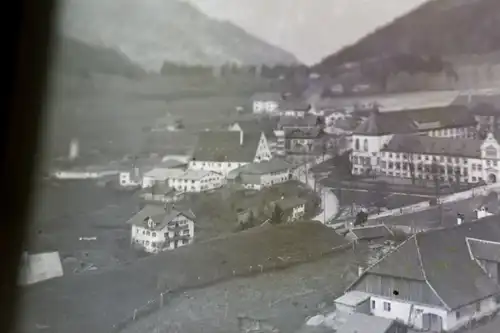 tolles altes Glasnegativ -  großes Schloss ?  im Bergtal - 1910-20 ?? Ort ???