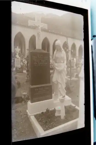 altes Glasnegativ - Friedhof - Grabstätte mit Statue  30er Jahre