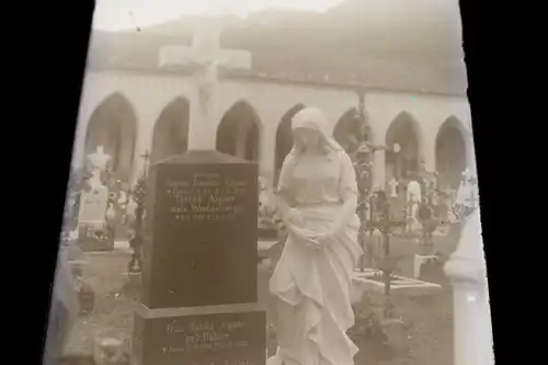 altes Glasnegativ - Friedhof - Grabstätte mit Statue  30er Jahre