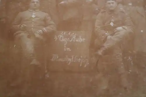 tolles altes Foto -  Gruppe Soldaten - Schild  Ruhe in Mouchy  1915 Frankreich