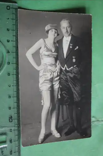 tolles altes Foto -  hübsche  Frau und Mann mit unbekannten Orden  1928