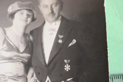 tolles altes Foto -  hübsche  Frau und Mann mit unbekannten Orden  1928