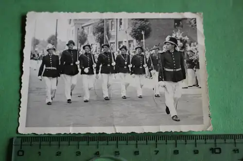 tolles altes Foto - mir unbekannte Uniformen - Soldaten maschieren 