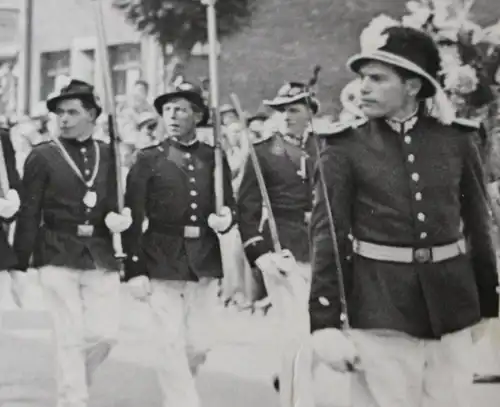 tolles altes Foto - mir unbekannte Uniformen - Soldaten maschieren