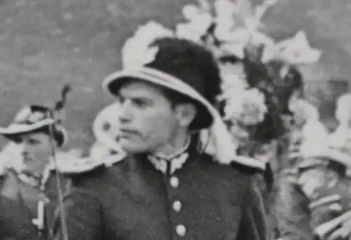 tolles altes Foto - mir unbekannte Uniformen - Soldaten maschieren