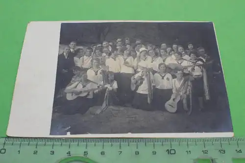 tolles altes Foto -  Gruppe Frauen und Männer teilweise Gitarren - 1926