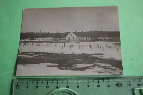 altes Foto - Gebäude mit vier Reihen Stachldraht davor - Russland ???