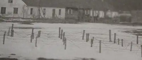 altes Foto - Gebäude mit vier Reihen Stachldraht davor - Russland ???