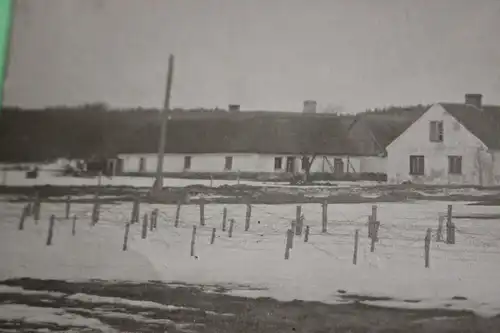 altes Foto - Gebäude mit vier Reihen Stachldraht davor - Russland ???