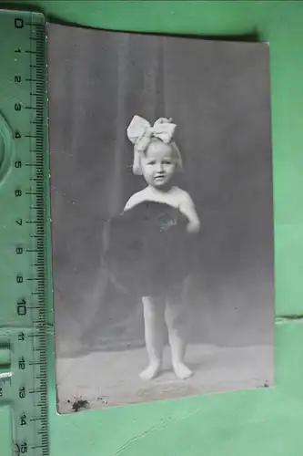 tolles altes Foto - kleines Mädchen mit großem Pelzmuff