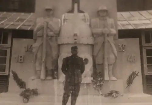 tolles altes Foto - Soldat posiert vor einem Kriegsdenkmal Frankreich ??? 1940